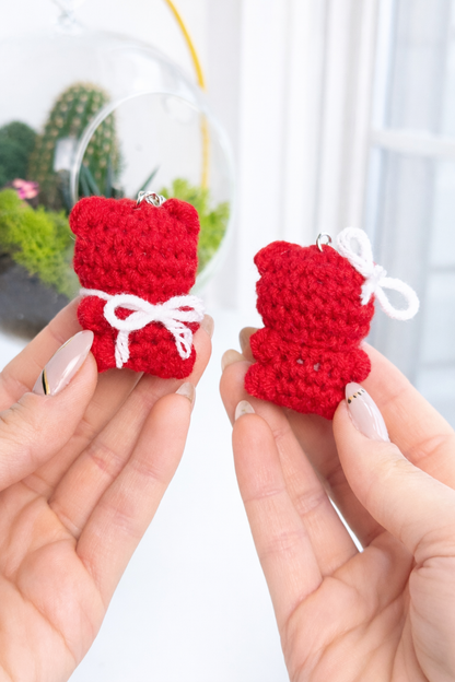 Two crochet bears held in hand with visible magnets and white bow ties – DIY Crochet Kit for Valentine’s Day (Kissing Bears)
