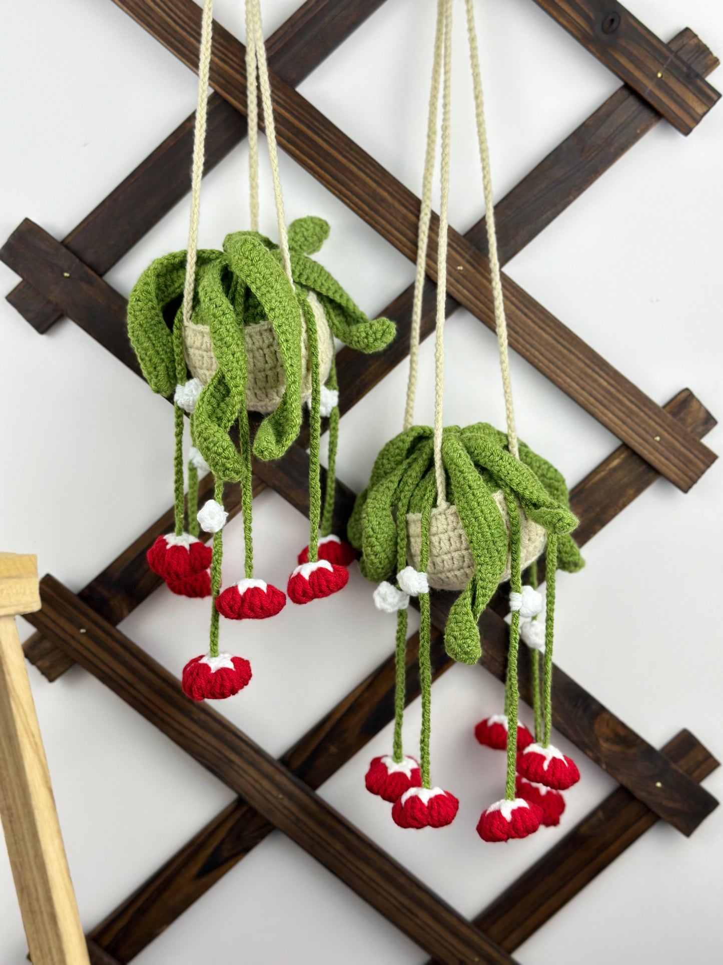 Handmade crochet hanging plant with red bell flowers – amigurumi wall decor pattern