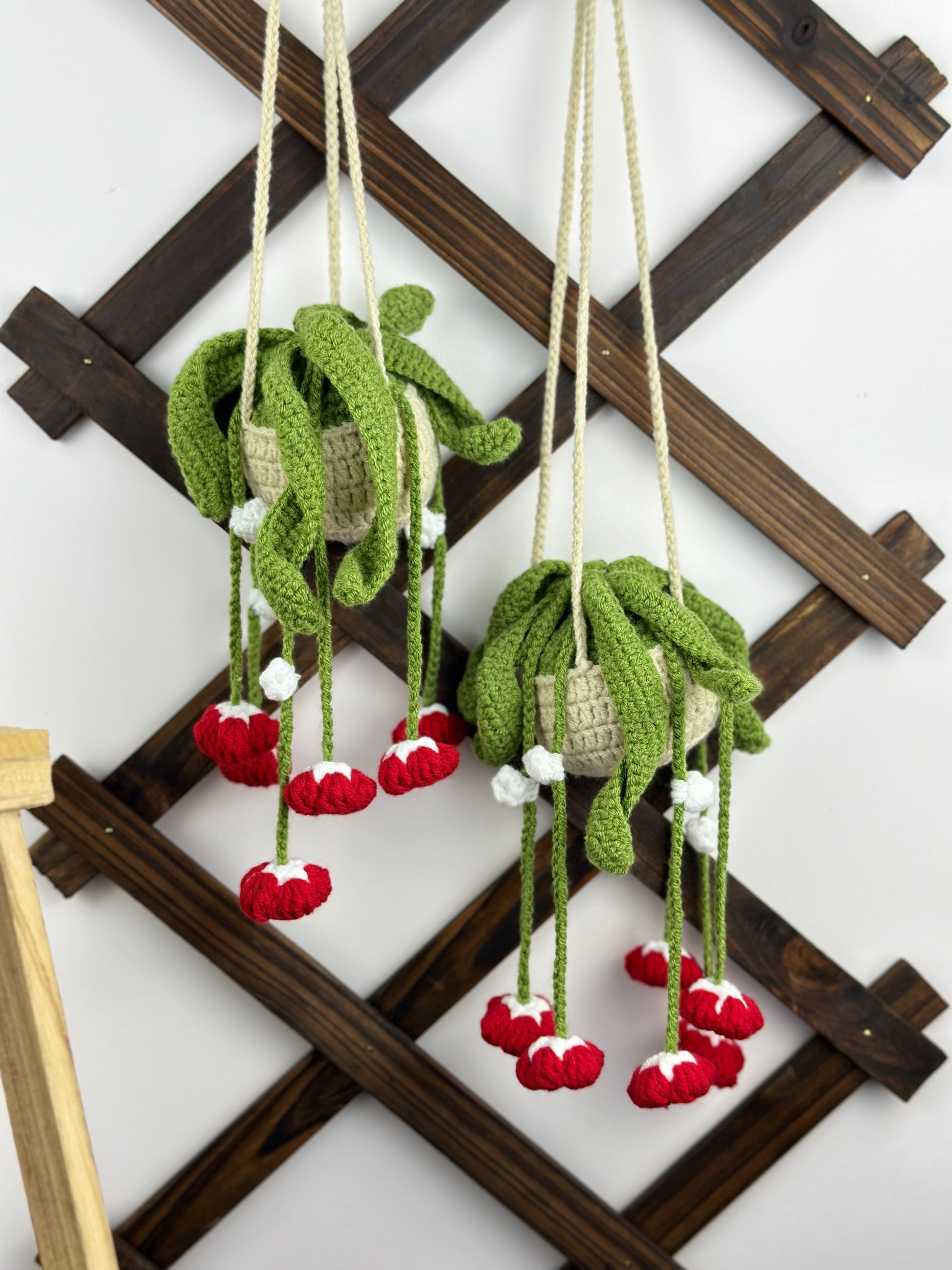 Handmade crochet hanging plant with red bell flowers – amigurumi wall decor pattern