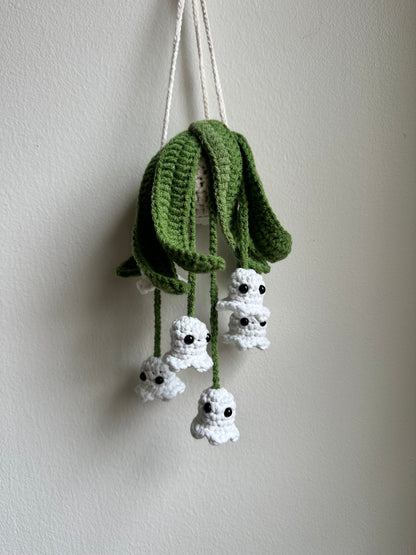 Crochet hanging ghost plant pattern with white glow-in-the-dark yarn, perfect Halloween crochet decor.