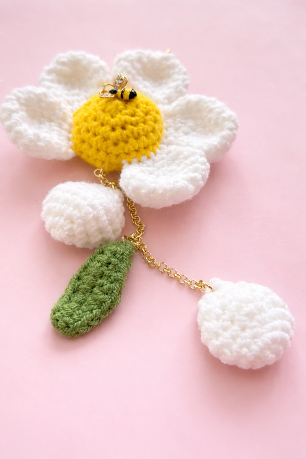 Floral crochet keychain with daisy and bee, cute handmade bag charm for everyday use