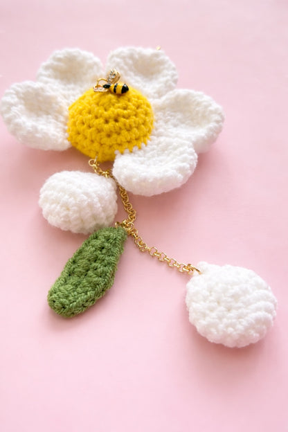 Floral crochet keychain with daisy and bee, cute handmade bag charm for everyday use