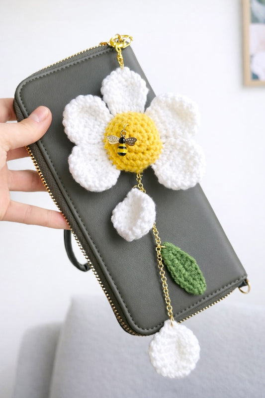 Handmade crochet daisy keychain with bee detail, floral bag charm accessory by Mary Room