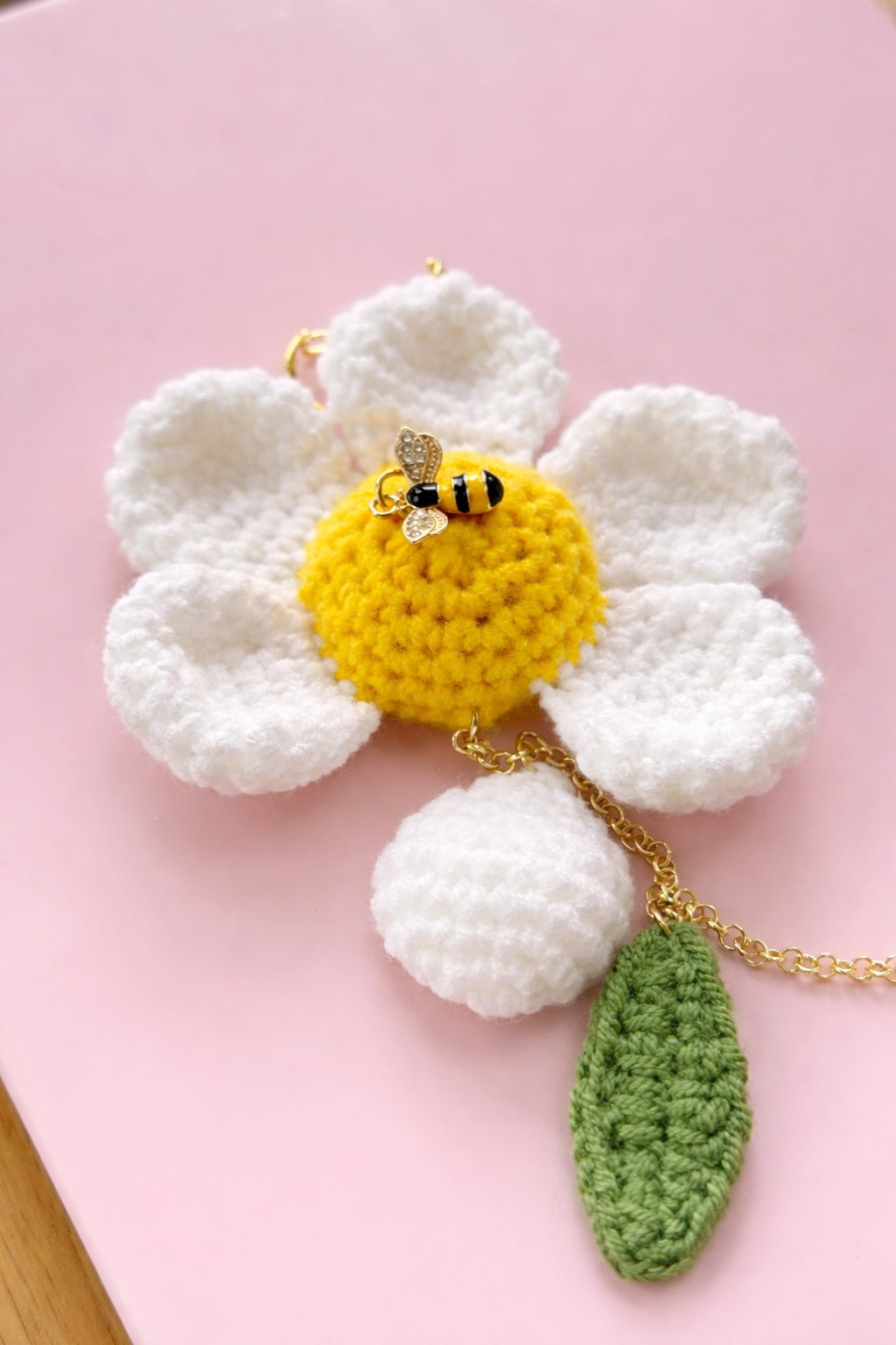 Handmade daisy keychain crochet accessory, kawaii floral bag charm for women and gift lovers