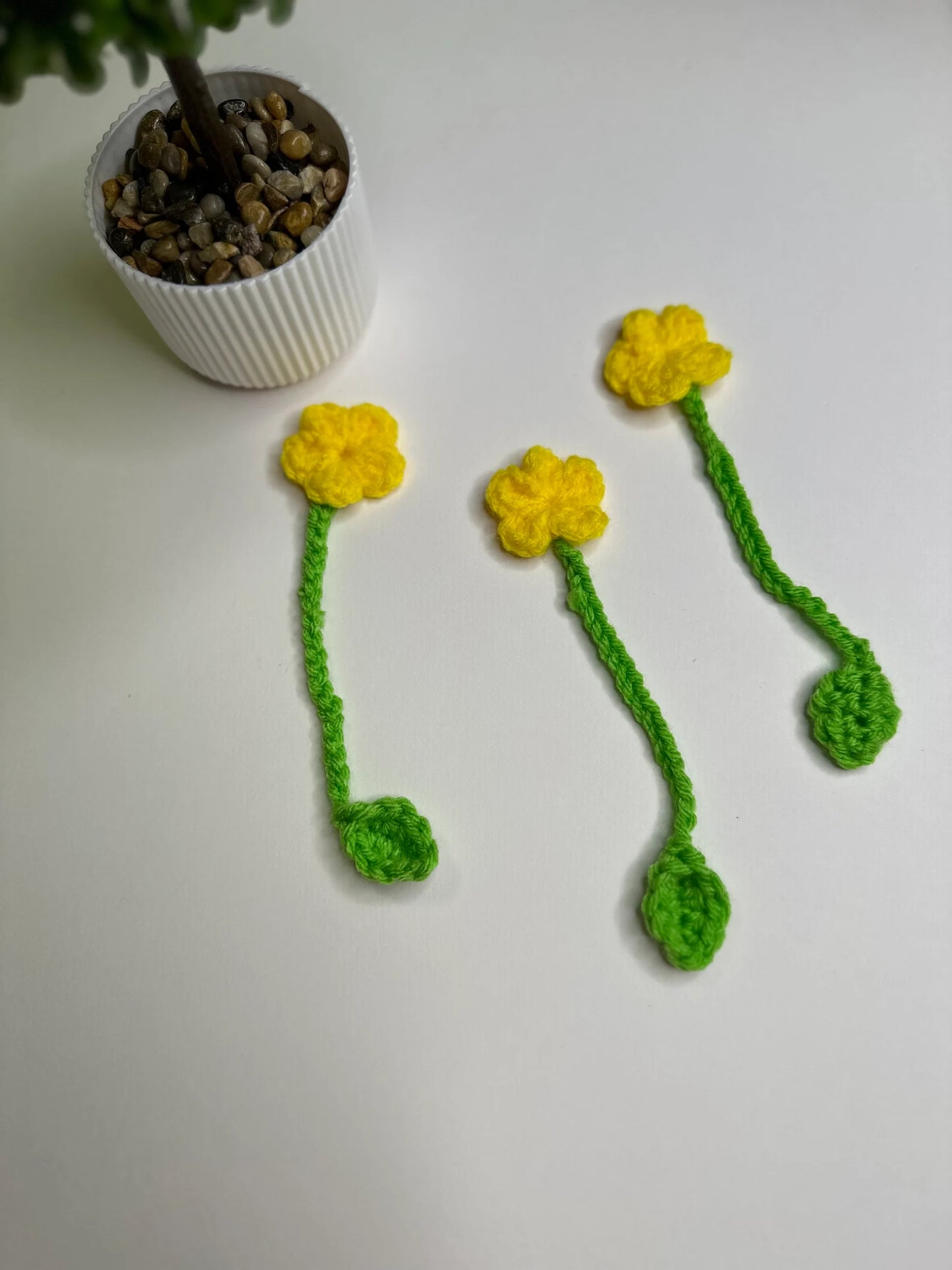 CROCHET FLORAL BOOKMARK