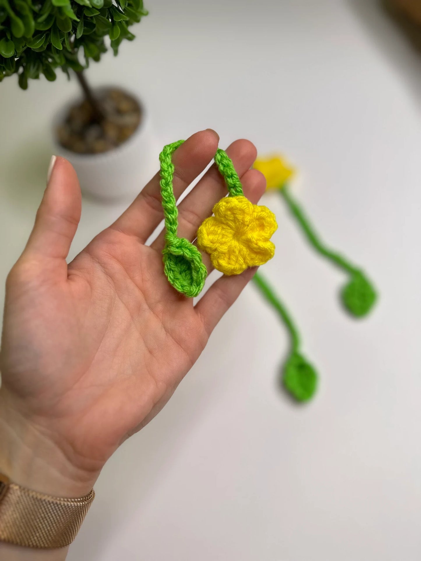 CROCHET FLORAL BOOKMARK