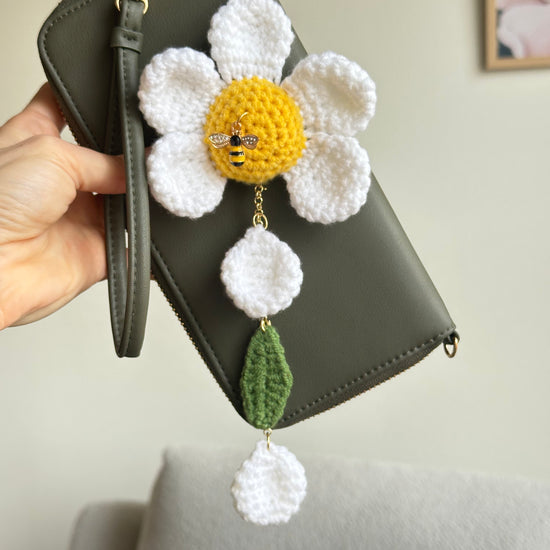 Crochet daisy purse charm with bee accent, soft handmade flower keychain for spring accessories