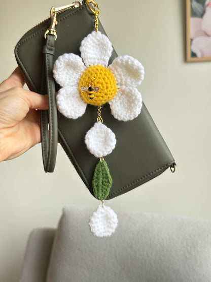 Crochet daisy purse charm with bee accent, soft handmade flower keychain for spring accessories